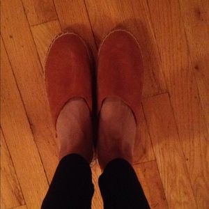 Size 11, from gap ,suede sliders.